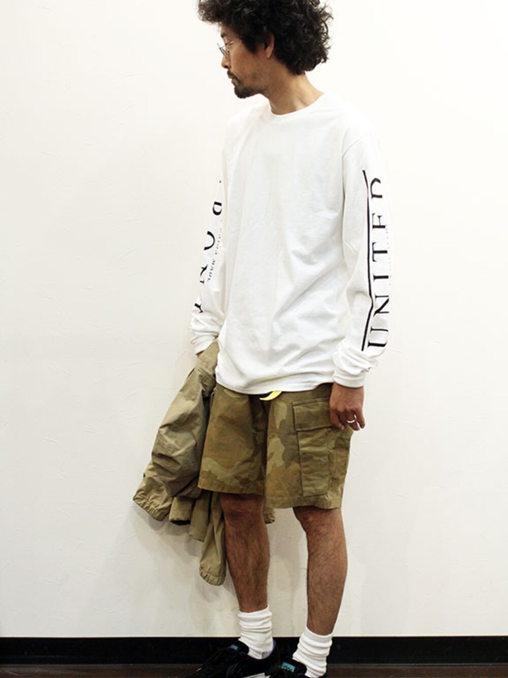 「スニーカー、ロンT、大人カジュアル、 ストリート、 春コーデ、夏コーデ、アノラックパーカー、 ootd、 短パン、袖プリント」｜「THE FABRICのTHE FABRIC (ザ・ファブリック) " UNITED FRONT L/S TEE " Exclusive（Tシャツ/カットソー、その他）」を使った、nakajiさん（メンズ・168cm）の春コーディネートの1枚目の写真