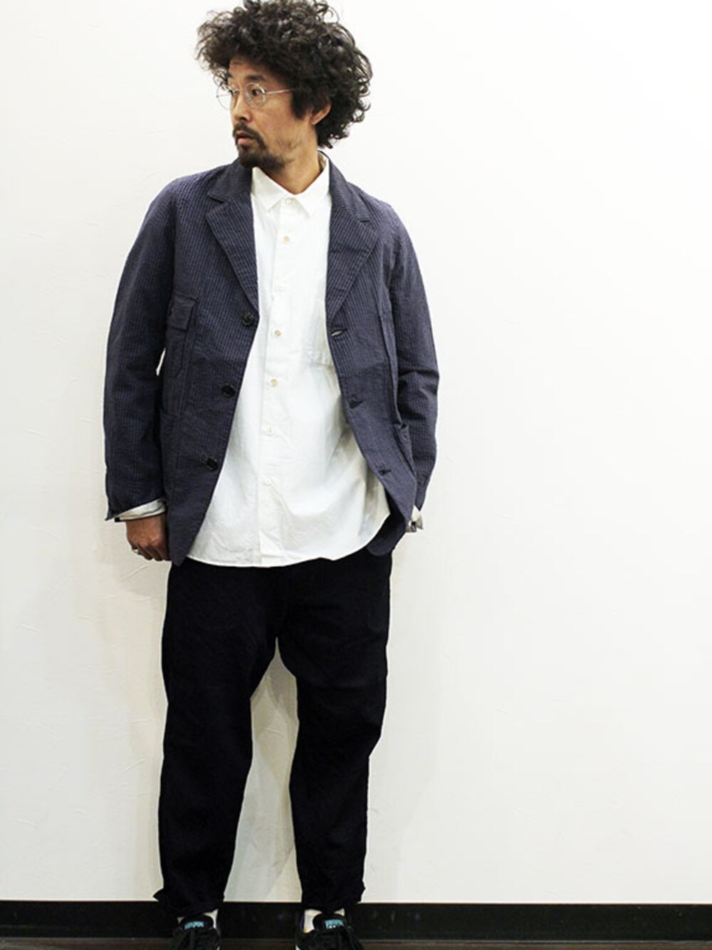 「シンプル、 デニム、 ジャケット、 コンバース、 カジュアル、春コーデ、シャツスタイル、アンクルパンツ、 クロップド、 おとなカジュアル」｜「Ordinary fitsのOrdinary fits (オーディナリーフィッツ) " ANVY PANTS " denim（その他パンツ、ブルー系）」を使った、nakajiさん（メンズ・168cm）の春コーディネートの1枚目の写真