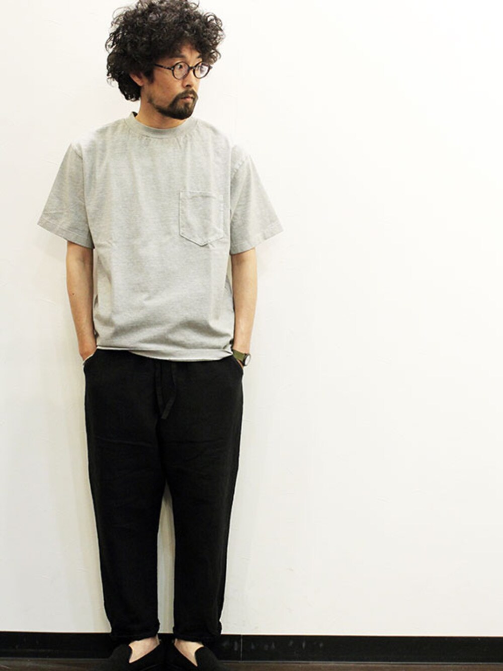 ブラック系のその他パンツ、その他のTシャツ/カットソー、ブラック系のドレスシューズを着用したメンズの夏コーディネートの1枚目の写真