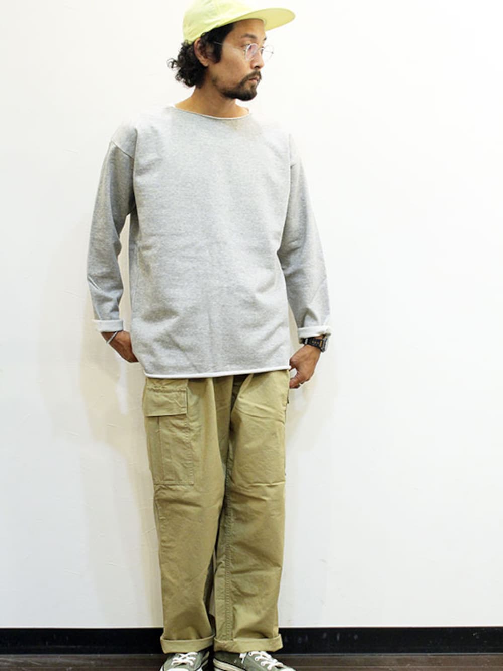 その他のTシャツ/カットソー、その他のカーゴパンツ、グリーン系のスニーカーを着用したメンズの秋コーディネートの1枚目の写真