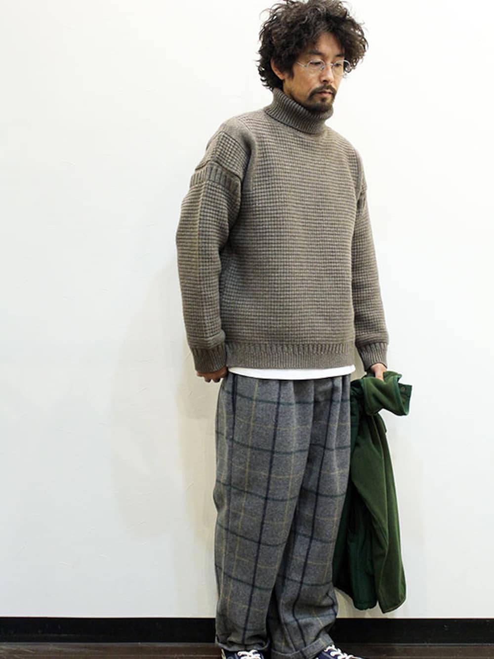 ベージュ系のニット/セーター、その他のTシャツ/カットソー、その他のその他パンツを着用したメンズの冬コーディネートの1枚目の写真