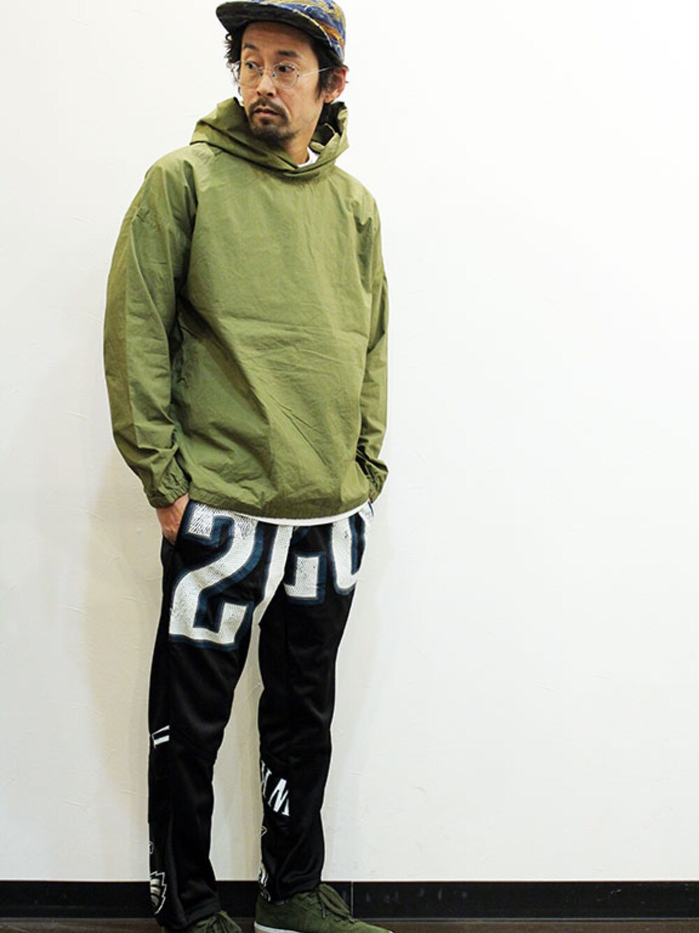 「カジュアル、シンプル、パーカー、ストリート、スポーツミックス、トラックパンツ、ootd、春コーデ、シャツスタイル、オトナカジュアル」｜「HURRAY HURRAYのHURRAY HURRAY (フレイ フレイ) " JERSEY COMBINATION TAPERED PANTS " Exclusive（その他パンツ、ブラック系）」を使った、nakajiさん（メンズ・168cm）の冬コーディネートの1枚目の写真