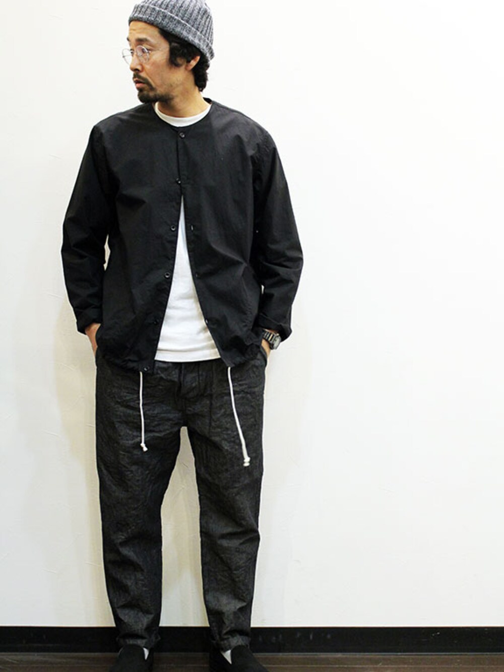 「テーパードパンツ、カジュアル、ワントーンコーデ、ootd、春コーデ、シャツスタイル、アンクルパンツ、ノーカラーシャツ、ゆるコーデ、オトナカジュアル」｜「Ordinary fitsのOrdinary fits (オーディナリーフィッツ) " TOAD " chambray（その他パンツ、ブラック系）」を使った、nakajiさん（メンズ・168cm）の春コーディネートの1枚目の写真