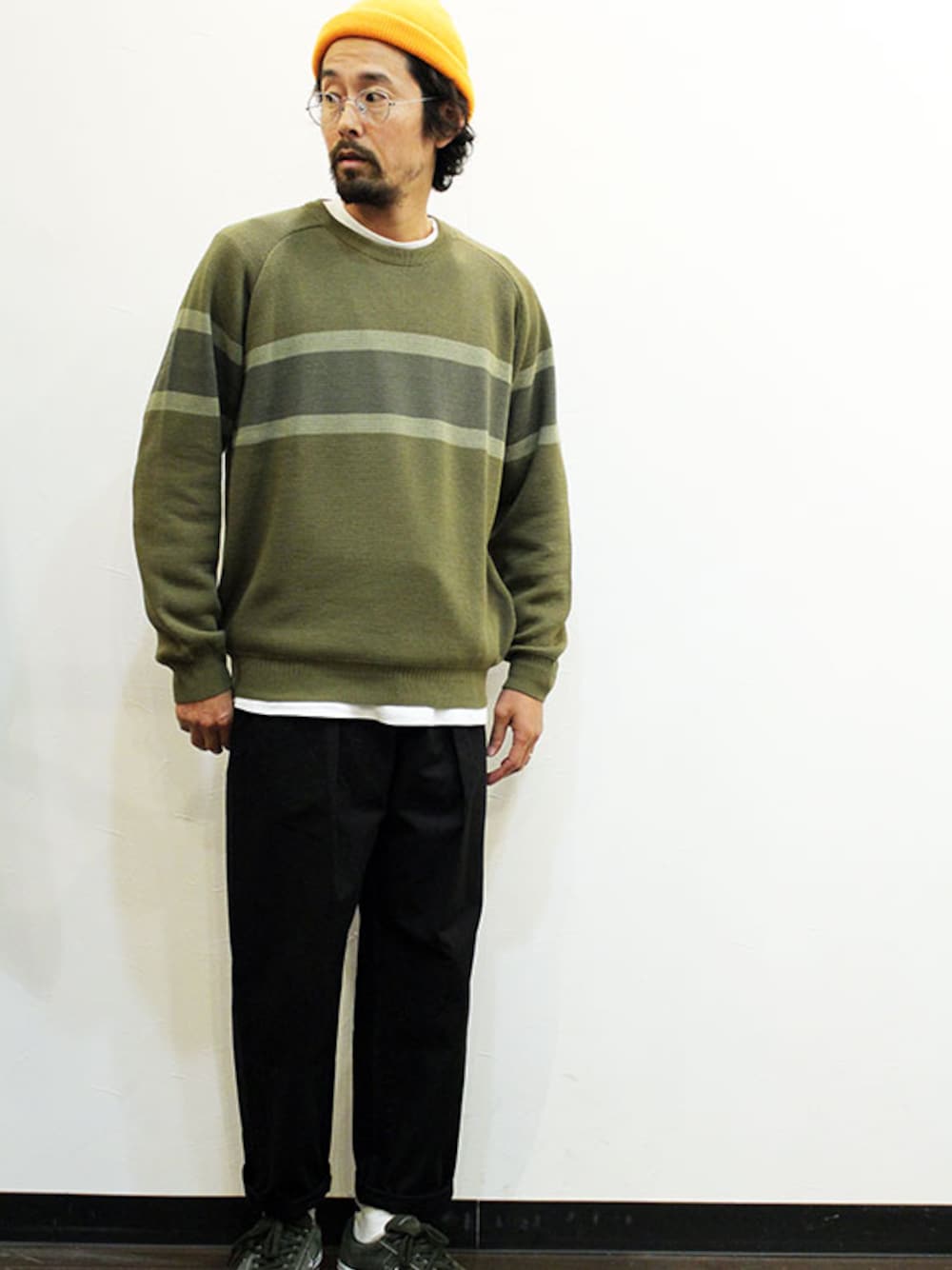 グリーン系のニット/セーター、その他のTシャツ/カットソー、その他のチノパンツを着用したメンズの春コーディネートの1枚目の写真