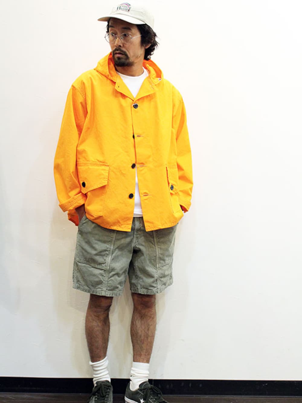 「マウンテンパーカー、カジュアル、アウトドアスタイル、キャップ、オレンジ、ootd、春コーデ、短パン、夏コーデ、オトナカジュアル」｜「NECESSARY or UNNECESSARYのNecessary or Unnecessary " CAMP "（マウンテンパーカー、オレンジ系）」を使った、nakajiさん（メンズ・168cm）の春コーディネートの1枚目の写真