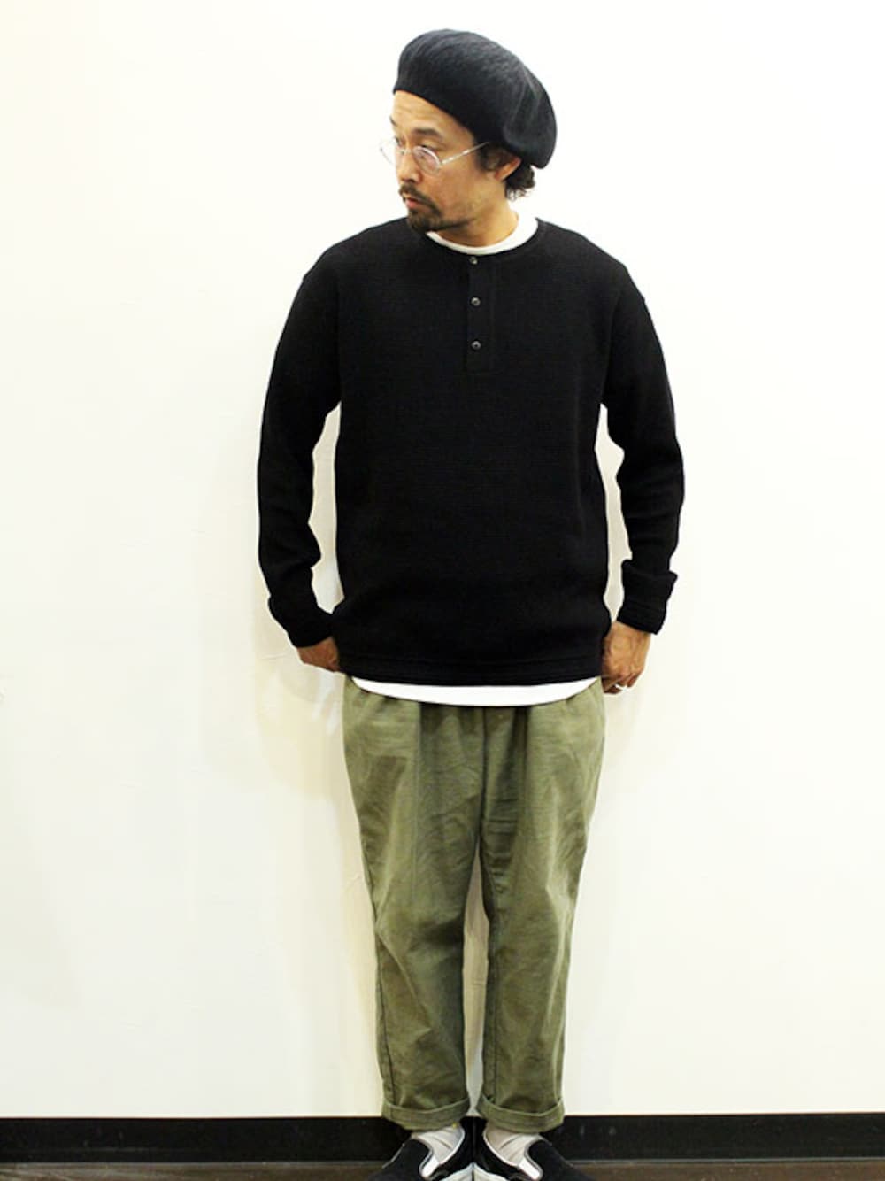 「ニット、カジュアル、シンプル、ブラック、秋のコーデ、冬コーデ、ootd、アンクルパンツ、ヘンリーネック、オトナカジュアル」｜「Ordinary fitsのOrdinary fits (オーディナリーフィッツ) " WAFFLE PAJAMAS KNIT "（ニット/セーター、ブラック系）」を使った、nakajiさん（メンズ・168cm）の秋コーディネートの1枚目の写真