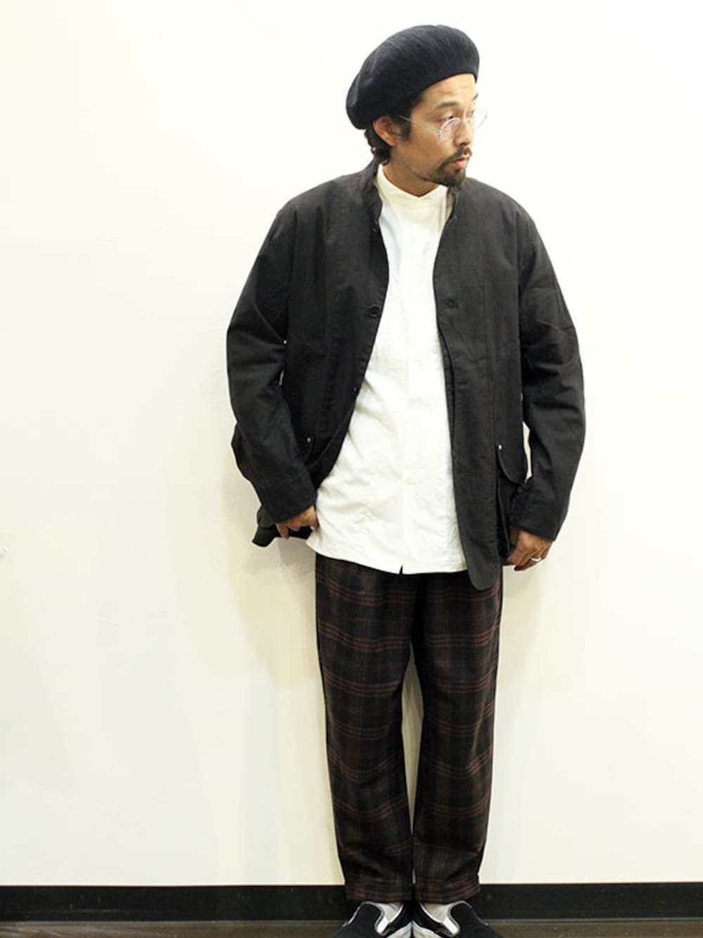 「ジャケット、カジュアル、ベレー帽、秋のコーデ、冬コーデ、チェックパンツ、ハンティングジャケット、ootd、バンドカラー、オトナカジュアル」｜「Ordinary fitsのOrdinary fits (オーディナリーフィッツ) " HUNTING JK "（カバーオール、ブラック系）」を使った、nakajiさん（メンズ・168cm）の秋コーディネートの1枚目の写真