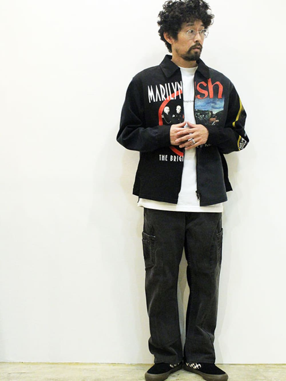 ブラック系のブルゾン、ホワイト系のTシャツ/カットソー、ブラック系のデニムパンツを着用したメンズの春コーディネートの1枚目の写真