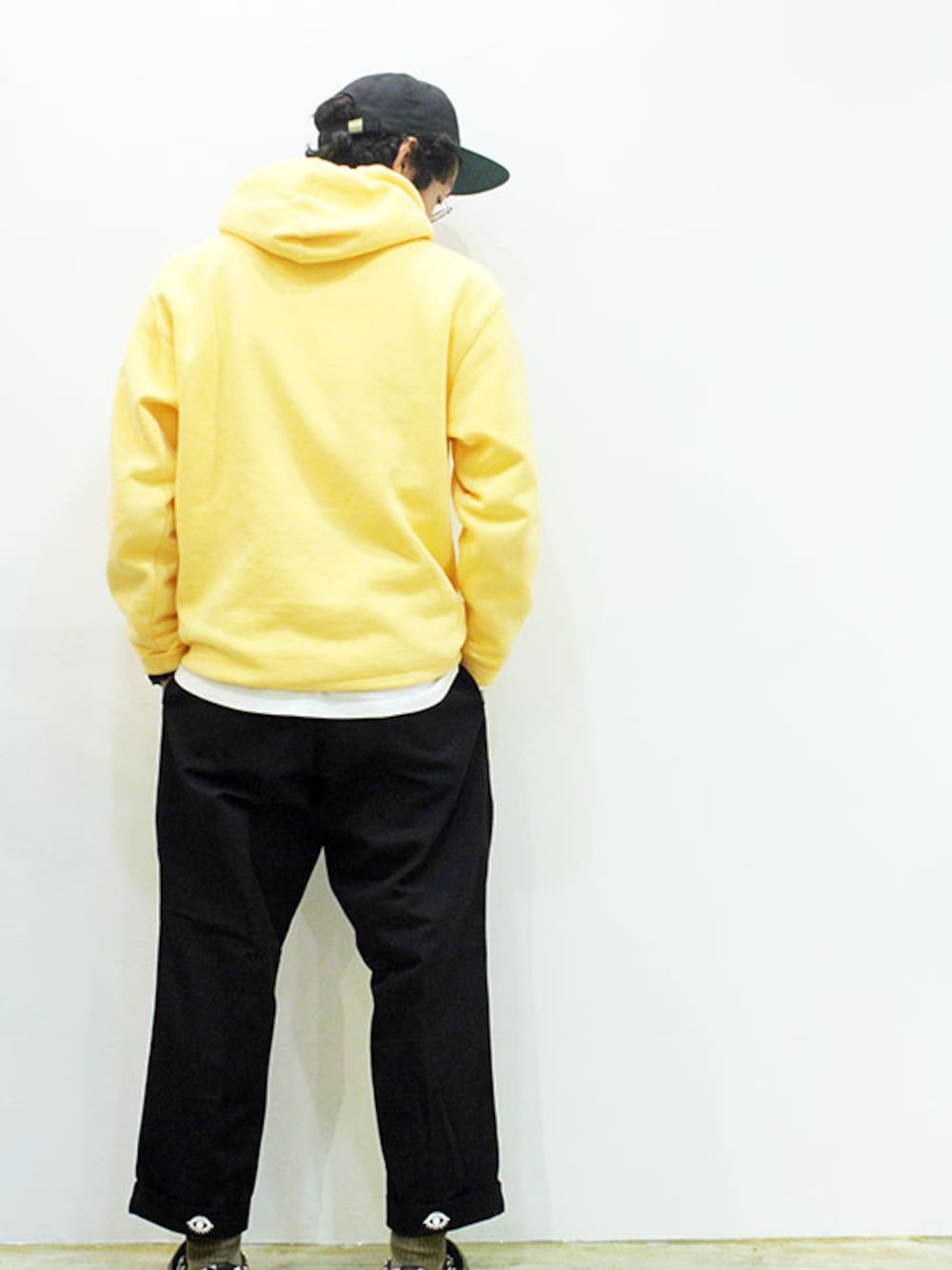 「VANS、カジュアル、シンプル、パーカー、ストリート、ootd、春コーデ、アンクルパンツ、スケータースタイル、オトナカジュアル」｜「THE UNIONのLOOKER (ルッカー) " L.A CROPPED PANTS " Exclusive（チノパンツ、ブラック系）」を使った、nakajiさん（メンズ・168cm）の春コーディネートの1枚目の写真