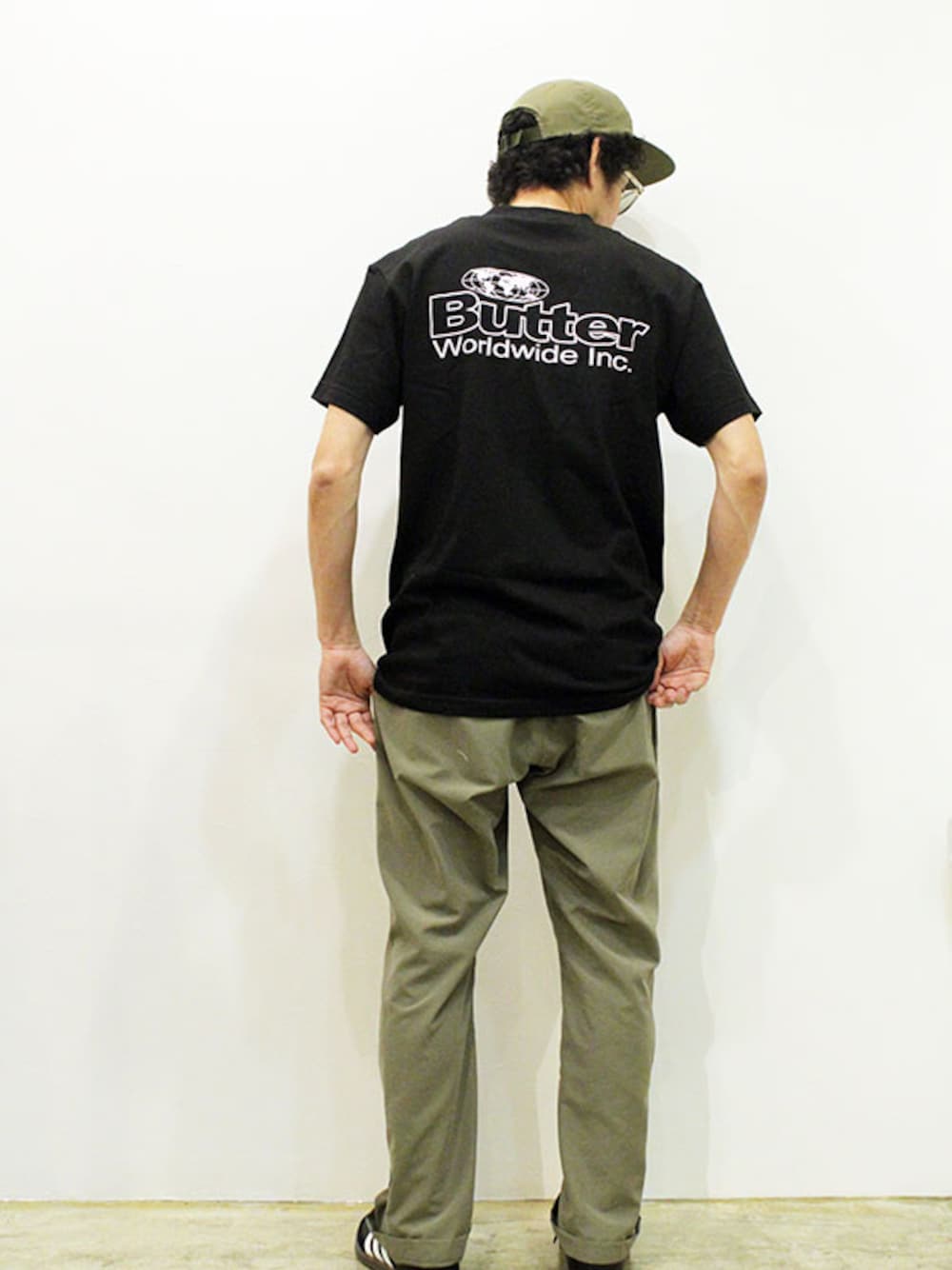 ブラック系のTシャツ/カットソー、グリーン系のその他パンツ、ブラック系のスニーカーを着用したメンズの夏コーディネートの1枚目の写真