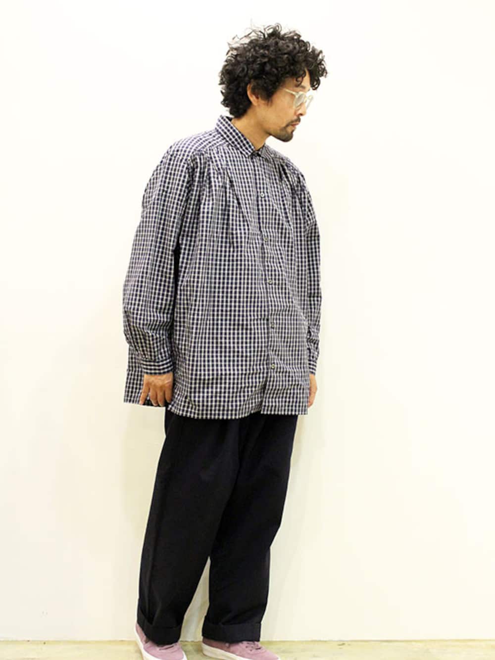 ブルー系のシャツ/ブラウス、ブルー系のチノパンツ、パープル系のスニーカーを着用したメンズの秋コーディネートの1枚目の写真