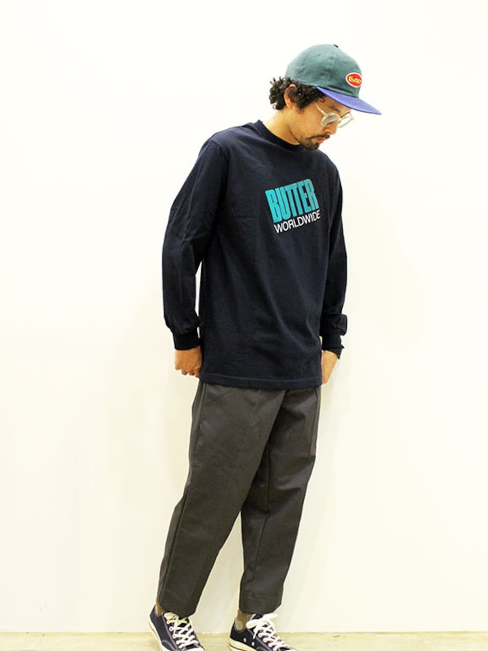 ブルー系のTシャツ/カットソー、グレー系のチノパンツ、ブルー系のスニーカーを着用したメンズの秋コーディネートの1枚目の写真