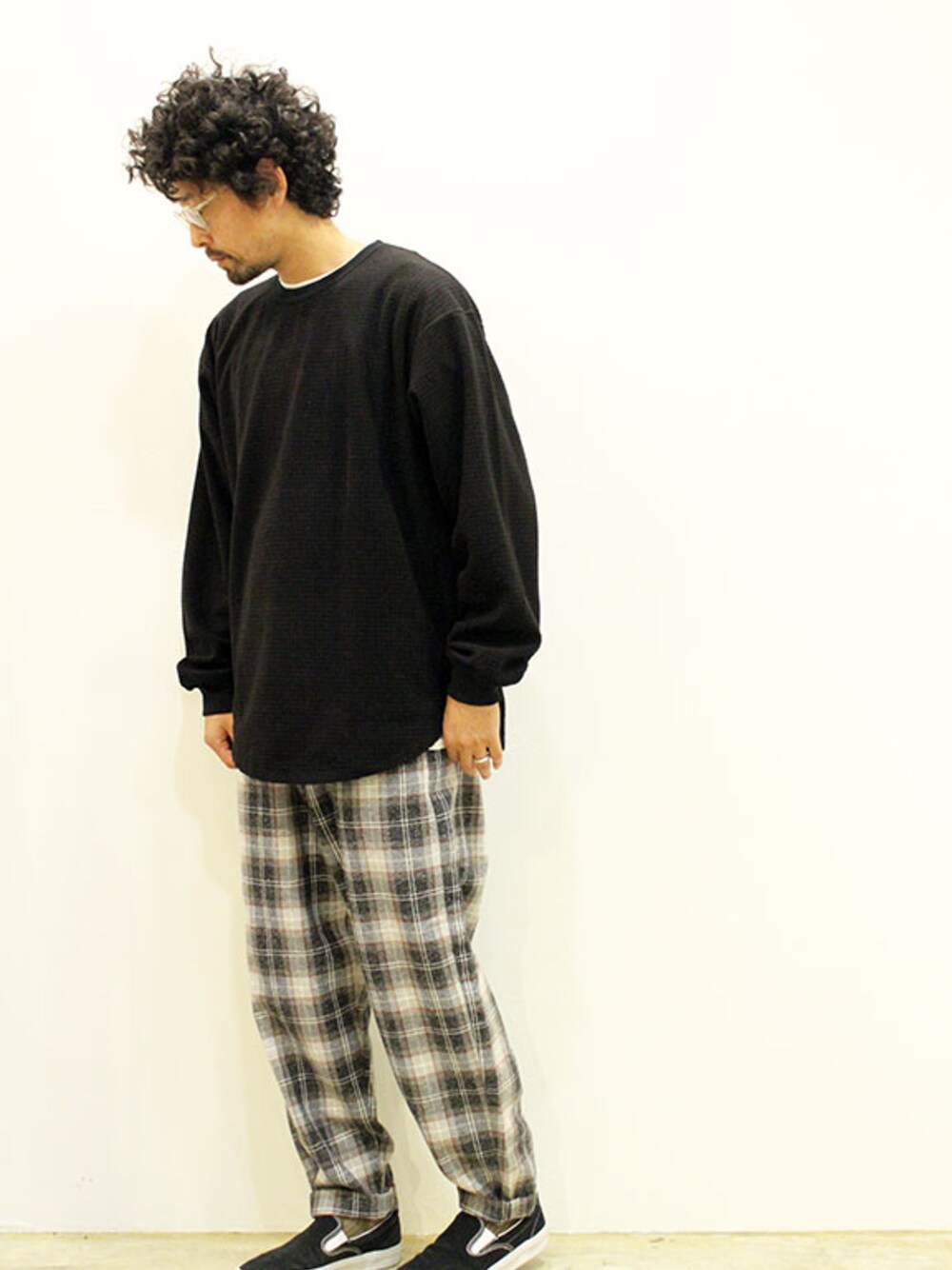 「カジュアル、シンプル、ワントーンコーデ、秋のコーデ、ストリート、チェックパンツ、ootd、ワッフル、90'sスタイル、オトナカジュアル」｜「SUNNY  SPORTSのSUNNY SPORTS (サニースポーツ) " BIG CREW SHIRTS "（Tシャツ/カットソー、ブラック系）」を使った、nakajiさん（メンズ・168cm）の秋コーディネートの1枚目の写真