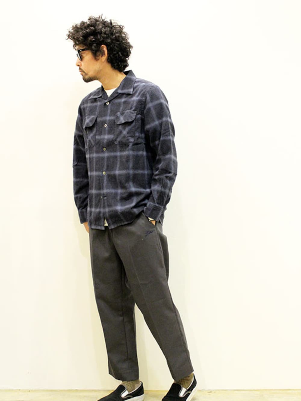 ブルー系のシャツ/ブラウス、グレー系のチノパンツ、ブラック系のスニーカーを着用したメンズの秋コーディネートの1枚目の写真