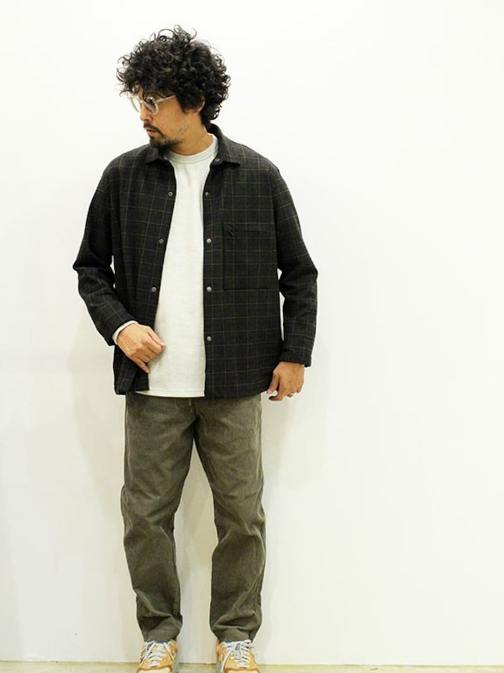 「チェック、カジュアル、シンプル、秋のコーデ、レイヤードスタイル、コーデュロイパンツ、ootd、シャツスタイル、サーマル、オトナカジュアル」｜「MANUAL ALPHABETのMANUAL ALPHABET (マニュアル アルファベット)　ZIP SHT（シャツ/ブラウス、グレー系）」を使った、nakajiさん（メンズ・168cm）の秋コーディネートの1枚目の写真