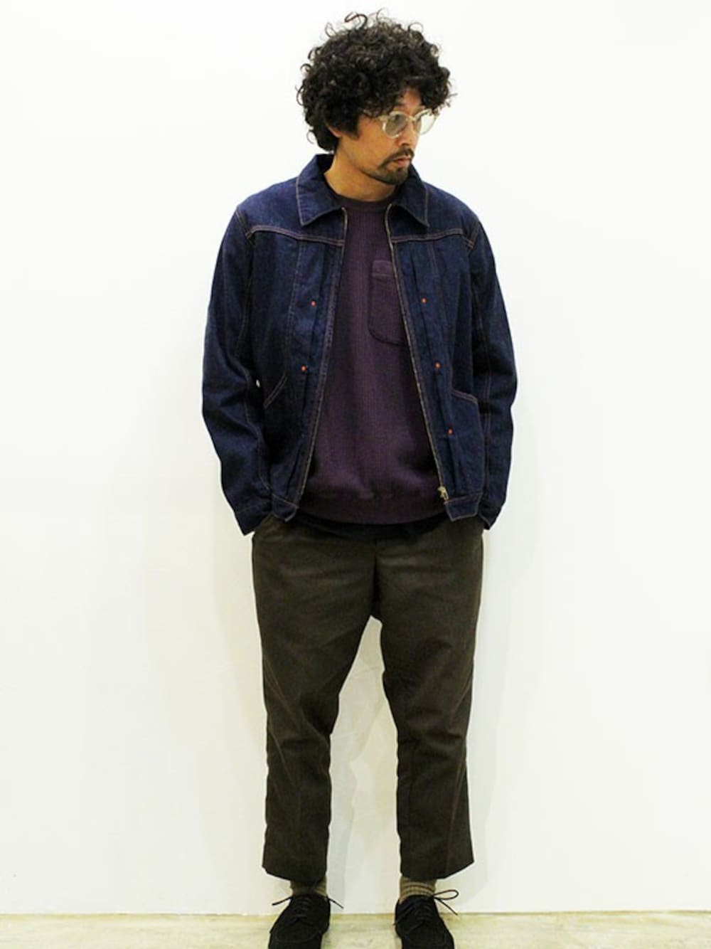 ブラウン系のチノパンツ、ブルー系のデニムジャケット、パープル系のスウェットを着用したメンズの秋コーディネートの1枚目の写真