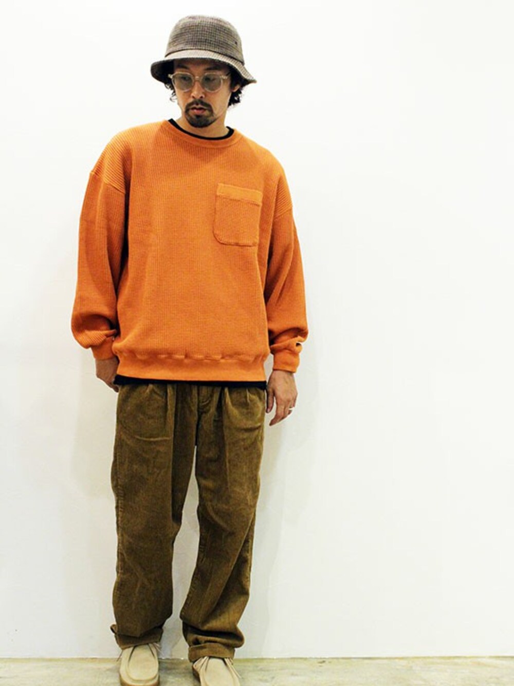 「カジュアル、シンプル、アメカジ、ワントーンコーデ、秋のコーデ、ストリート、冬コーデ、コーデュロイパンツ、ootd、オトナカジュアル」｜「MANUAL ALPHABETのMANUAL ALPHABET (マニュアル アルファベット)　CORDUROY WIDE TROUSERS（スラックス、ブラック系）」を使った、nakajiさん（メンズ・168cm）の秋コーディネートの1枚目の写真