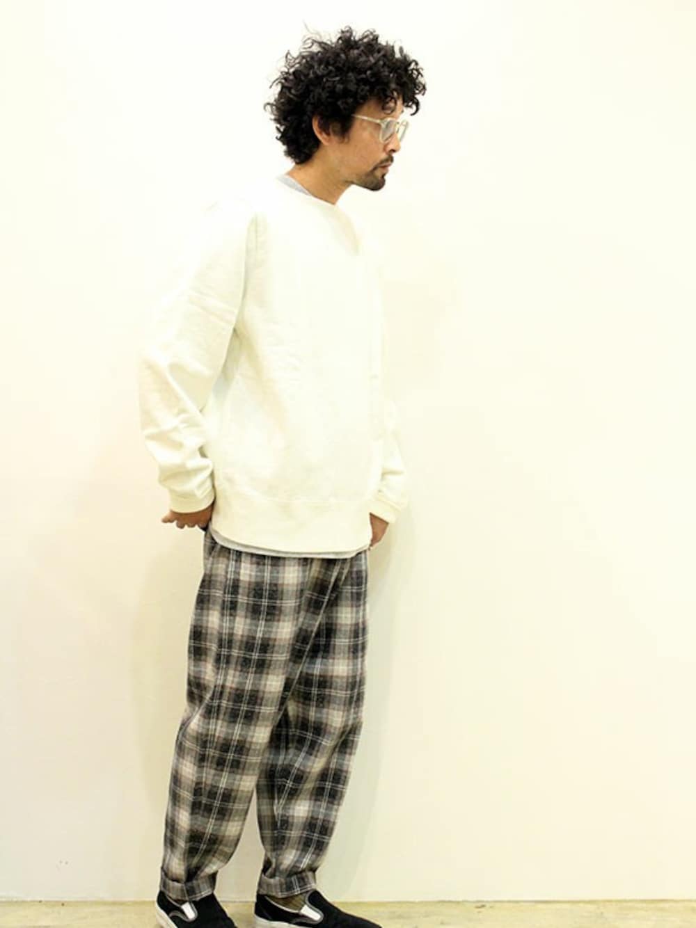 「カジュアル、シンプル、アメカジ、ストリート、冬コーデ、モノトーン、チェックパンツ、ootd、春コーデ、オトナカジュアル」｜「NECESSARY or UNNECESSARYのNecessary or Unnecessary " MAC "（Tシャツ/カットソー、オレンジ系）」を使った、nakajiさん（メンズ・168cm）の冬コーディネートの1枚目の写真