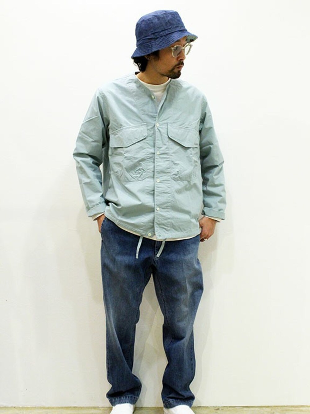 「デニム、カジュアル、シンプル、ワントーンコーデ、白スニーカー、ootd、春コーデ、シャツスタイル、ノーカラーシャツ、オトナカジュアル」｜「MANUAL ALPHABETのMANUAL ALPHABET (マニュアル アルファベット)　O/D TYP CARGO SHT（シャツ/ブラウス、ブラック系）」を使った、nakajiさん（メンズ・168cm）の春コーディネートの1枚目の写真