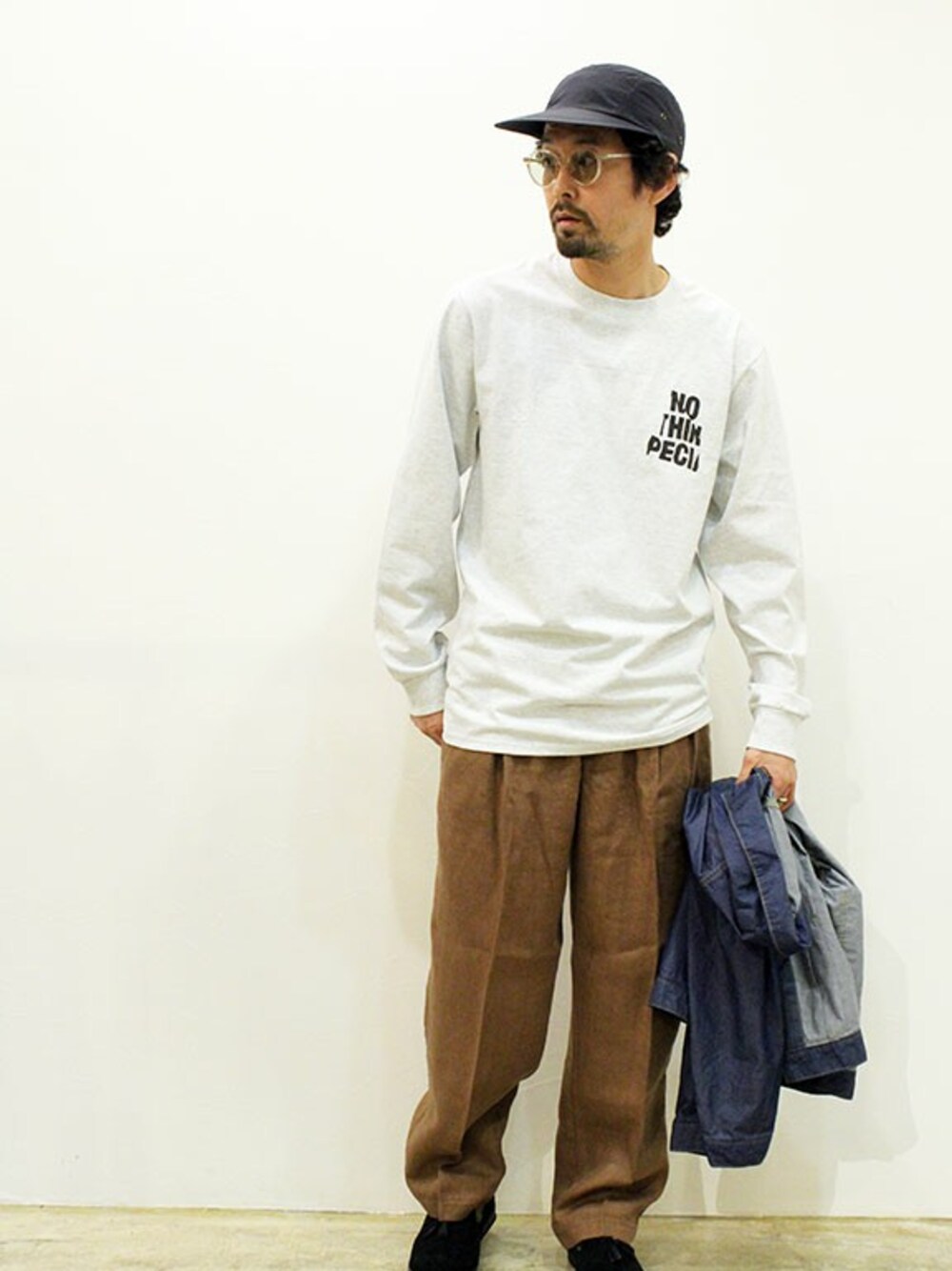 グレー系のTシャツ/カットソー、ブラウン系のスラックス、ブラック系のドレスシューズを着用したメンズの春コーディネートの1枚目の写真