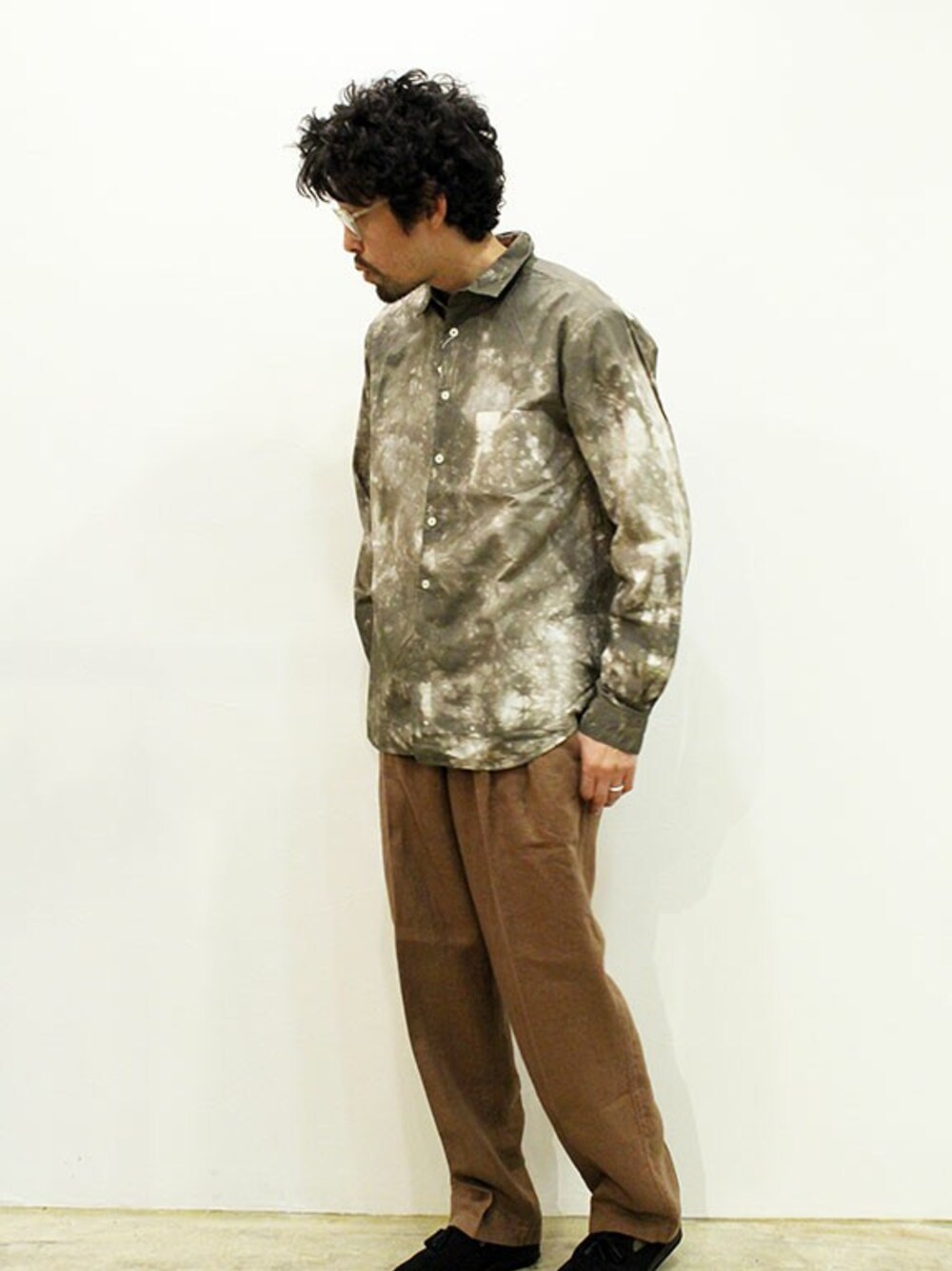 「カジュアル、シンプル、タイダイ柄、スラックス、アースカラー、タッセルローファー、ootd、春コーデ、シャツスタイル、オトナカジュアル」｜「MANUAL ALPHABETのMANUAL ALPHABET (マニュアル アルファベット) " TIE DYE LOOSE FIT R/C SHT "（シャツ/ブラウス、ベージュ系）」を使った、nakajiさん（メンズ・168cm）の春コーディネートの1枚目の写真