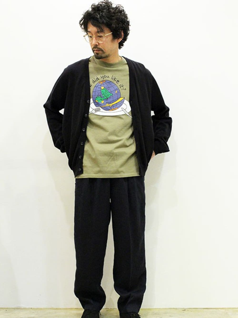 「カーディガン、ブラック、アメカジ、ストリート、大人カジュアル、プリントT、ootd、春コーデ、夏コーデ、ゆるコーデ」｜「COMFORTABLE REASON (コンフォータブルリーズン) " How did you like it? S/S Tee "（Tシャツ/カットソー、ベージュ系）」を使った、nakajiさん（メンズ・168cm）の夏コーディネートの1枚目の写真