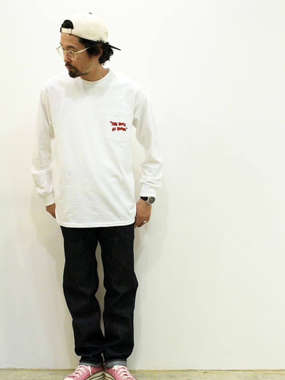 ブルー系のデニムパンツ、ホワイト系のTシャツ/カットソー、ピンク系のスニーカーを着用したメンズの夏コーディネートの1枚目の写真