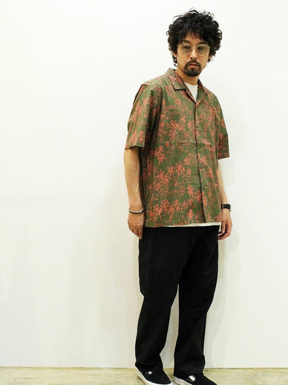 「アメカジ、夏、ストリート、Dickies、大人カジュアル、ootd、シャツスタイル、夏コーデ、アロハシャツ、オープンカラーシャツ」｜「inkのink (インク) " TWELVES "（チノパンツ、ブラック系）」を使った、nakajiさん（メンズ・168cm）の夏コーディネートの1枚目の写真