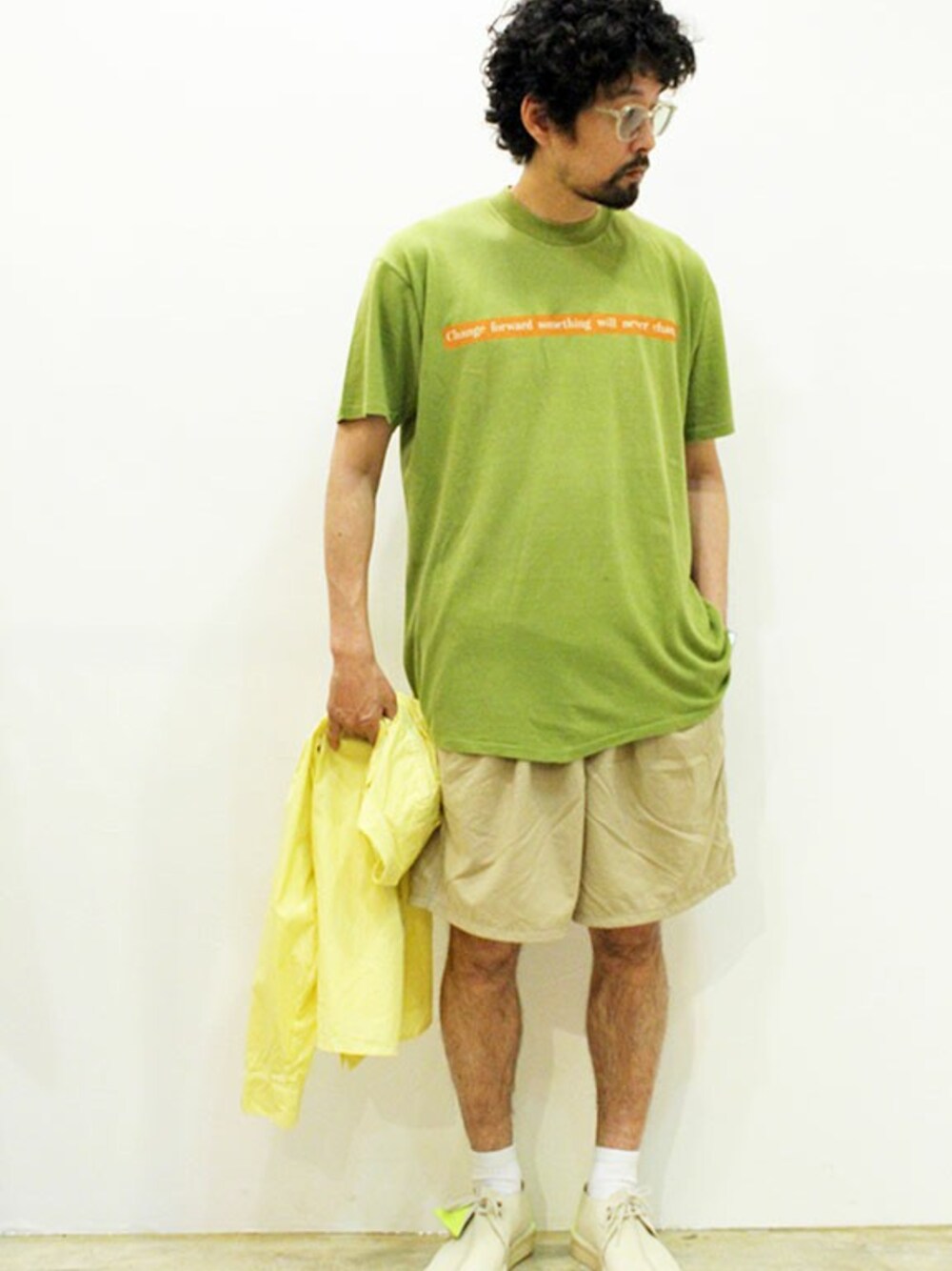 ブラック系のTシャツ/カットソー、ベージュ系のその他パンツ、ホワイト系のモカシン/デッキシューズを着用したメンズの夏コーディネートの1枚目の写真