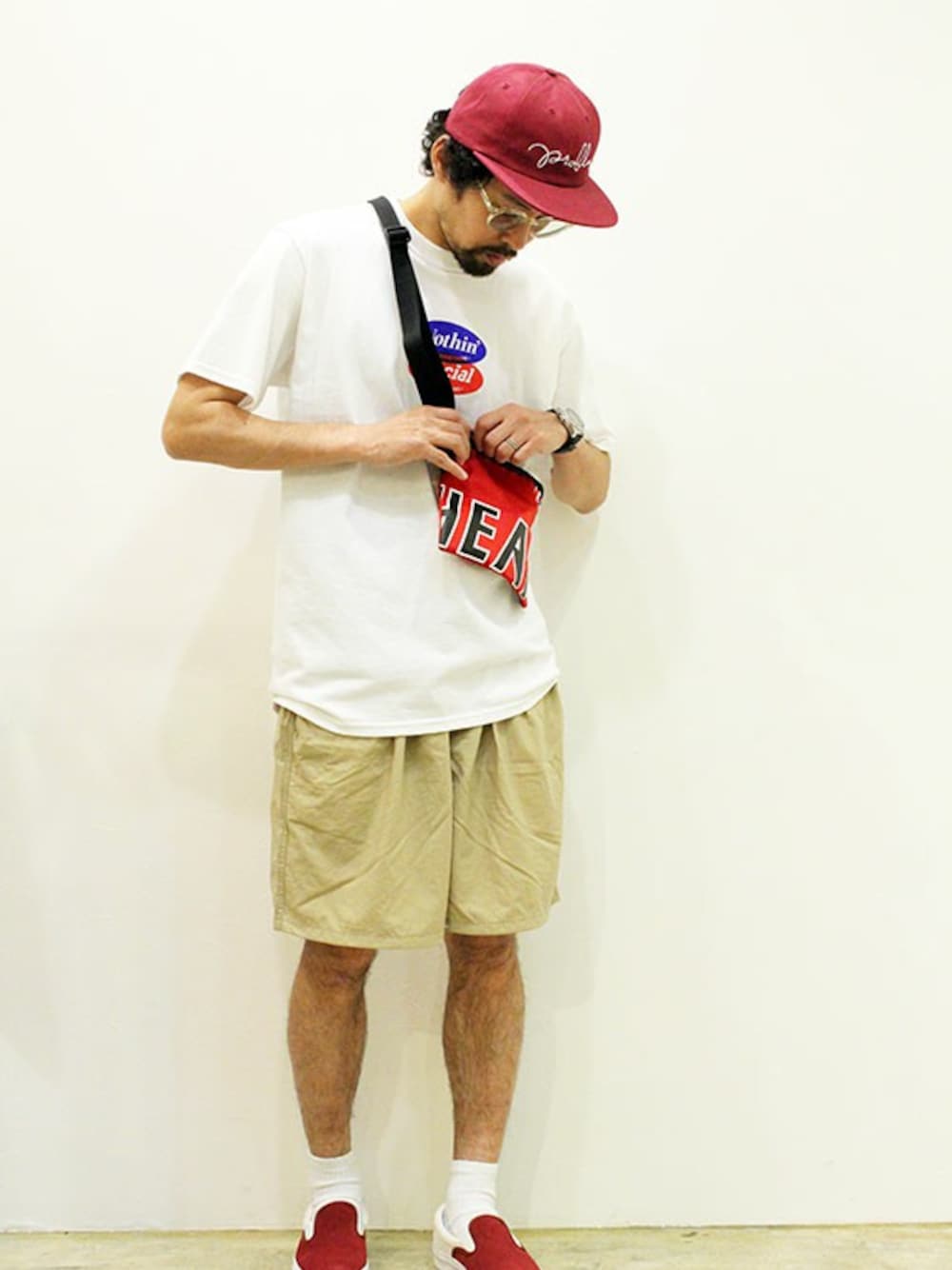 ホワイト系のTシャツ/カットソー、ベージュ系のその他パンツ、レッド系のスニーカーを着用したメンズの夏コーディネートの1枚目の写真
