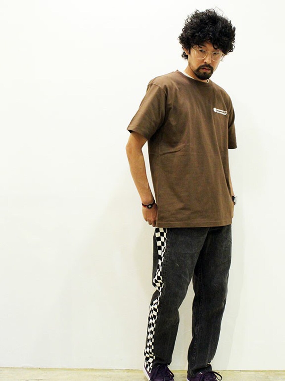 ブラウン系のTシャツ/カットソー、ブラック系のデニムパンツ、パープル系のスニーカーを着用したメンズの夏コーディネートの1枚目の写真