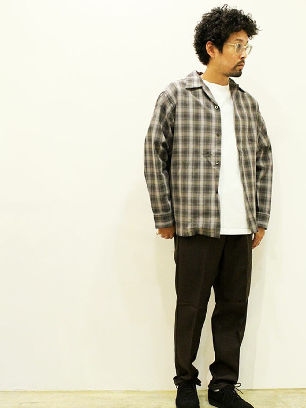 グレー系のシャツ/ブラウス、ブラック系のTシャツ/カットソー、ブラウン系のスラックスを着用したメンズの秋コーディネートの1枚目の写真