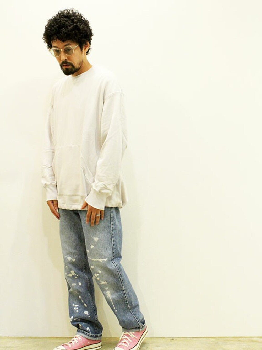 「スウェット、デニム、コンバース、秋のコーデ、ストリート、古着MIX、リラックススタイル、ootd、ゆるコーデ、くすみカラー」｜「DAISY CHAIN (デイジーチェイン) " Crew Neck Sweat "（スウェット、グレー系）」を使った、nakajiさん（メンズ・168cm）の秋コーディネートの1枚目の写真