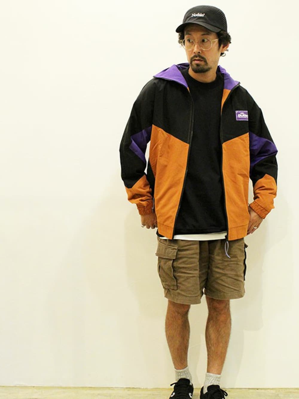 ブラウン系のナイロンジャケット、ブラック系のTシャツ/カットソー、その他のカーゴパンツを着用したメンズの秋コーディネートの1枚目の写真