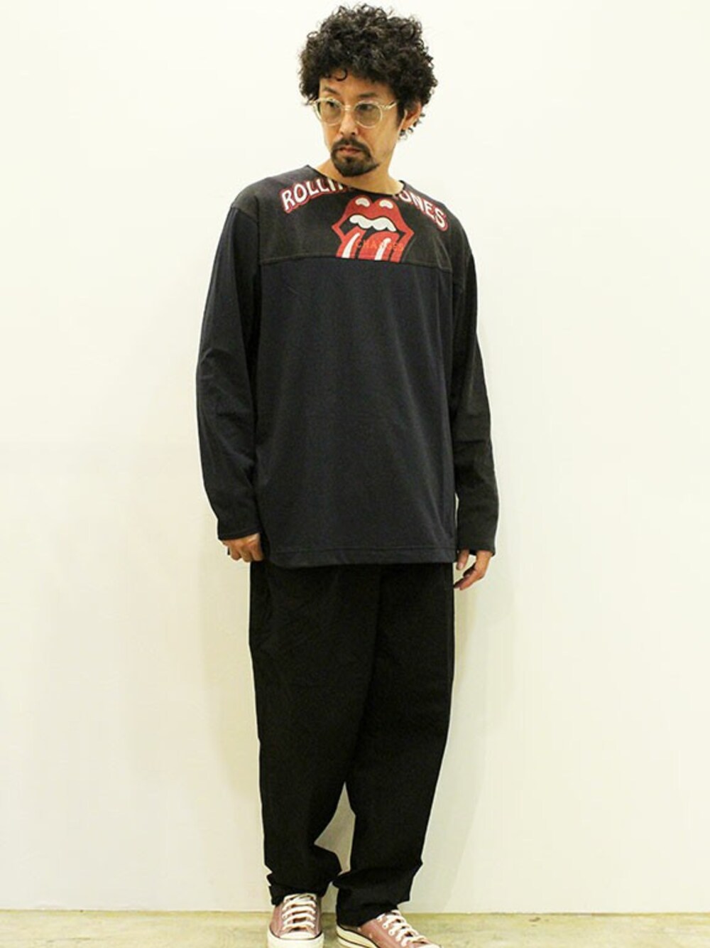 「コンバース、チノパン、秋のコーデ、ストリート、オールブラック、オーバーサイズ、大人カジュアル、リラックススタイル、ootd、秋服準備はじめました」｜「LOLOのLOLO (ロロ)　コーデュラ ２タックパンツ（チノパンツ、ブラック系）」を使った、nakajiさん（メンズ・168cm）の秋コーディネートの1枚目の写真