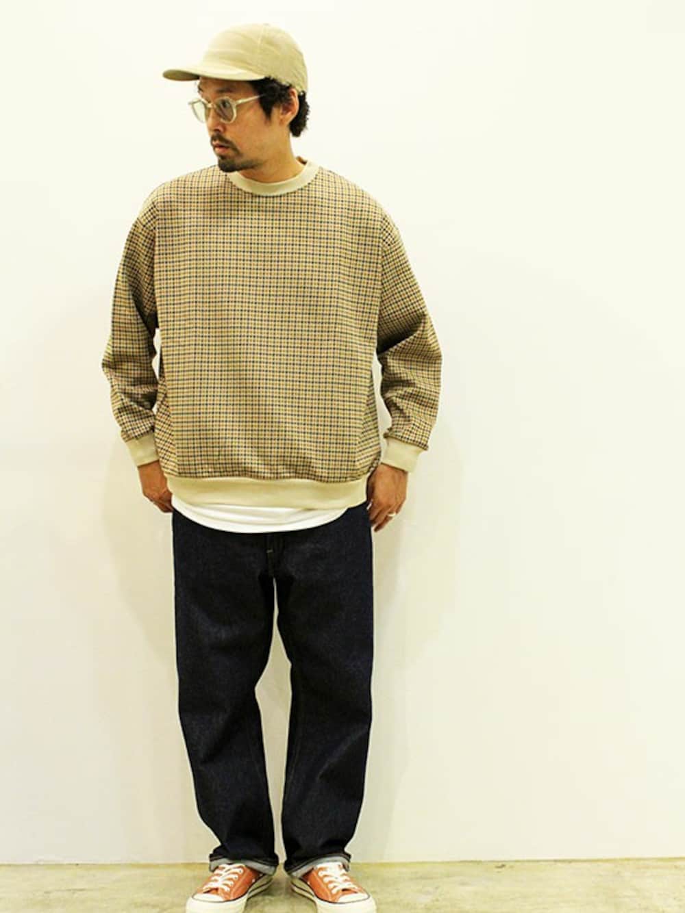 「チェック、コンバース、秋のコーデ、ストリート、オーバーサイズ、大人カジュアル、ブラウン、リラックススタイル、ootd、秋服準備はじめました」｜「SUNNY  SPORTSのSUNNY SPORTS (サニースポーツ) " HOP-SACK BIG CREW "（スウェット、ベージュ系）」を使った、nakajiさん（メンズ・168cm）の秋コーディネートの1枚目の写真