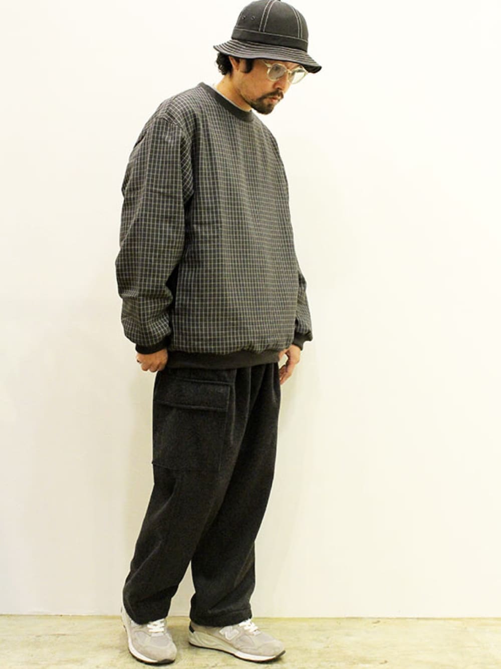 グレー系のカーゴパンツ、グレー系のスウェット、グレー系のスニーカーを着用したメンズの冬コーディネートの1枚目の写真