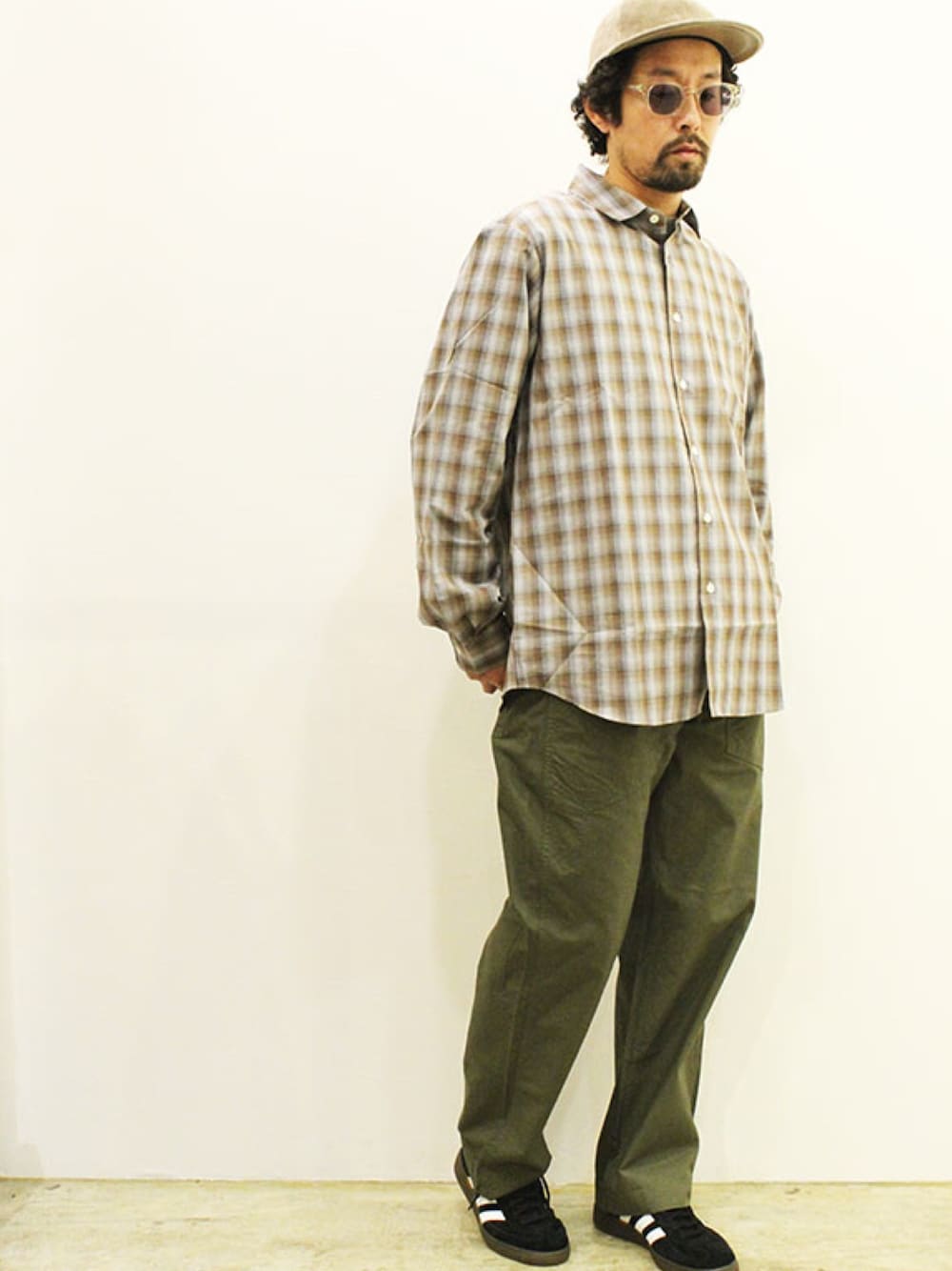 「春コーデ、ストリートコーデ、ミリタリー、アメカジ、シャツスタイル、チェック、スニーカー、キャップ、シンプル、ootd」｜「MANUAL ALPHABETのアイテム（シャツ/ブラウス、ベージュ系）」を使った、nakajiさん（メンズ・168cm）の冬コーディネートの1枚目の写真