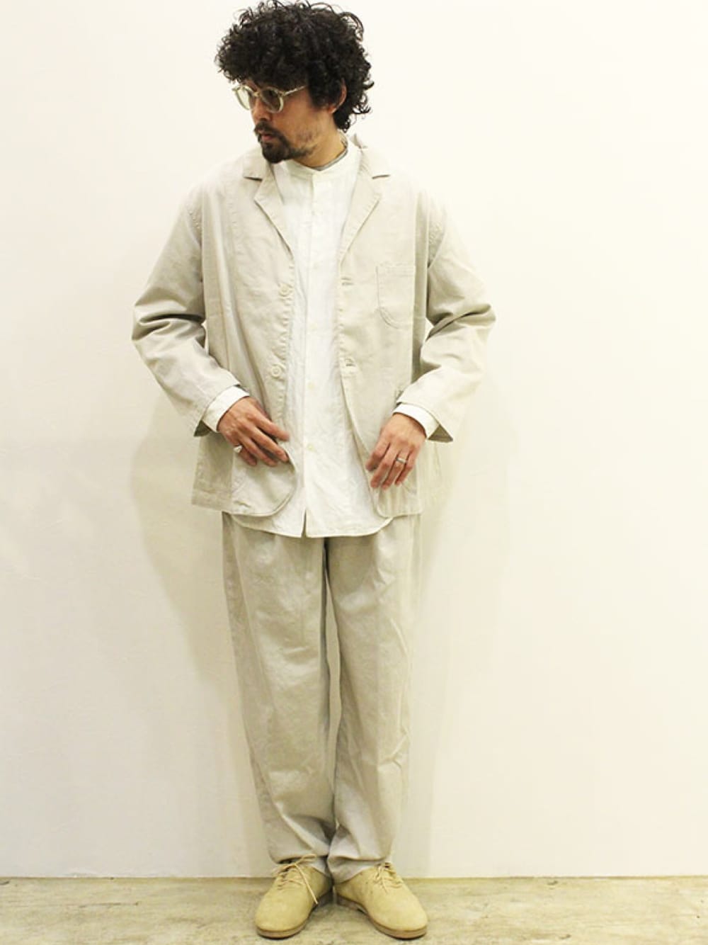 「春服、ゆるコーデ、春コーデ、きれいめカジュアル、ホワイトコーデ、春アウター、ホワイトパンツ、セットアップ、ワイドパンツ、ootd」｜「LOLOのアイテム（テーラードジャケット、ホワイト系）」を使った、nakajiさん（メンズ・168cm）の春コーディネートの1枚目の写真