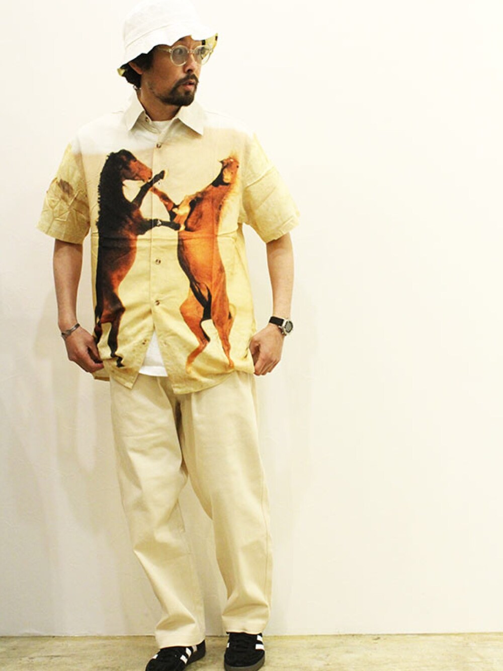 ベージュ系のシャツ/ブラウス、ホワイト系のチノパンツ、ブラック系のスニーカーを着用したメンズの夏コーディネートの1枚目の写真