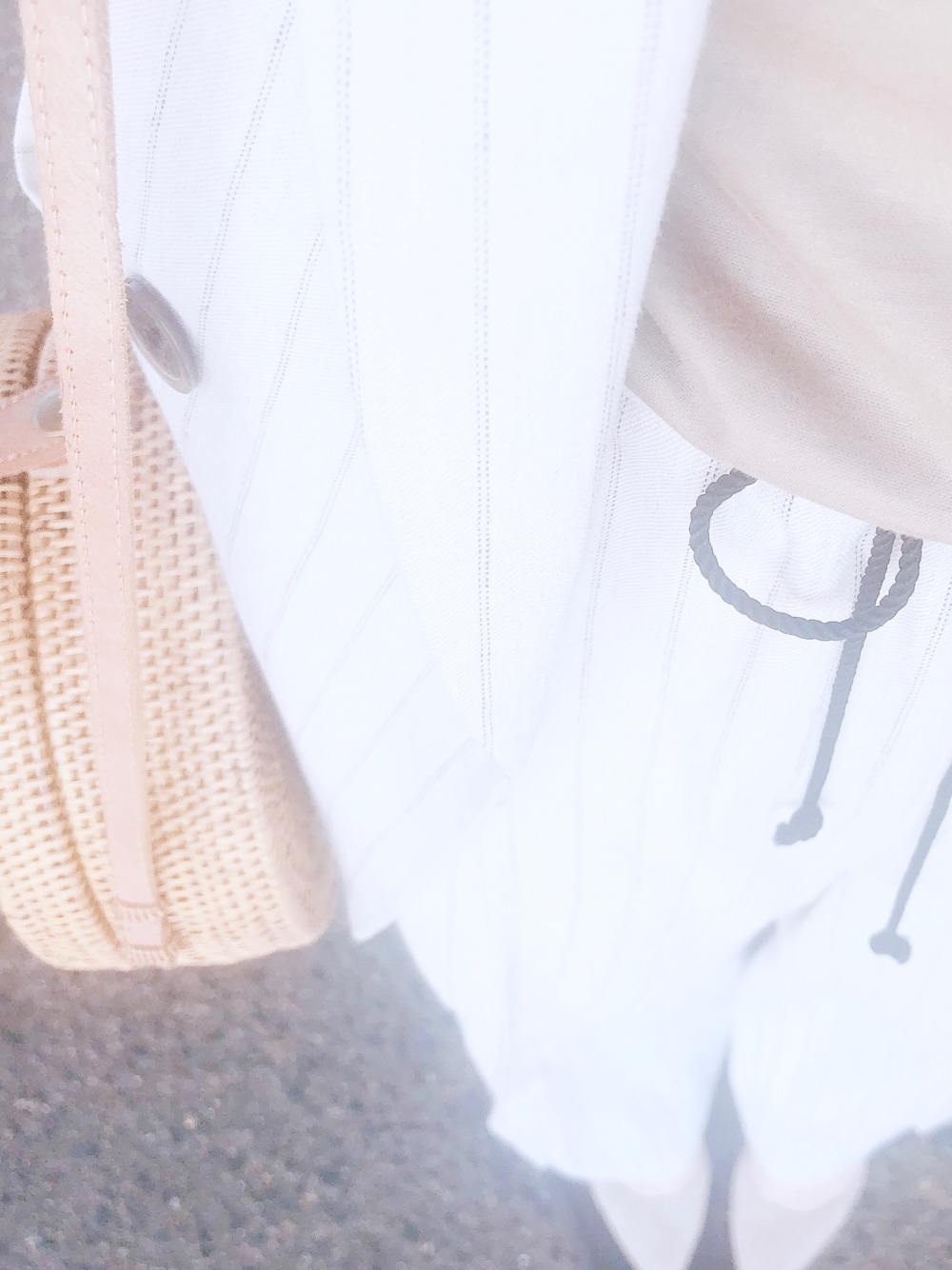 ベージュ系のセットアップ、ブラウン系のTシャツ/カットソー、その他のショルダーバッグを着用したレディースの夏コーディネートの1枚目の写真