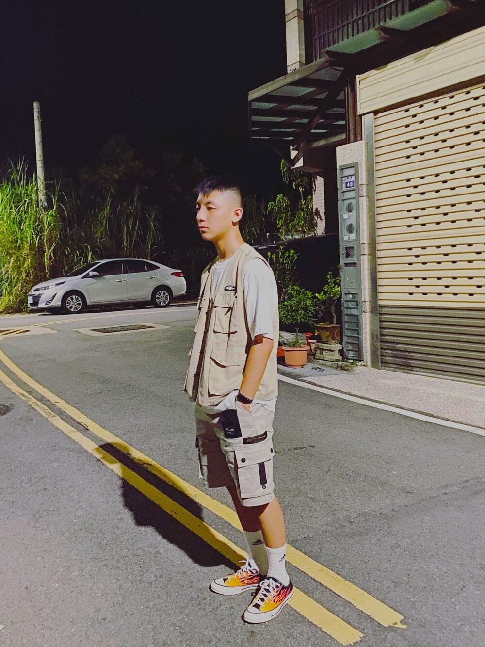 「summer」｜「LAKINGのアイテム（ベスト、ベージュ系）」を使った、Justin Wuさん（メンズ・170cm）の秋コーディネートの1枚目の写真
