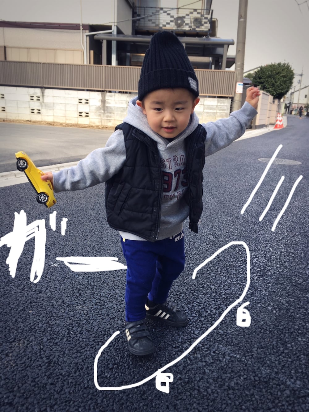「ニット帽、ダウンベスト、アディダス、スーパースター、スウェットパンツ、グレーパーカー」｜「しまむらのアイテム（ニットキャップ/ビーニー、ブラック系）」を使った、tyler♡さん（キッズ・90cm）の冬コーディネートの1枚目の写真