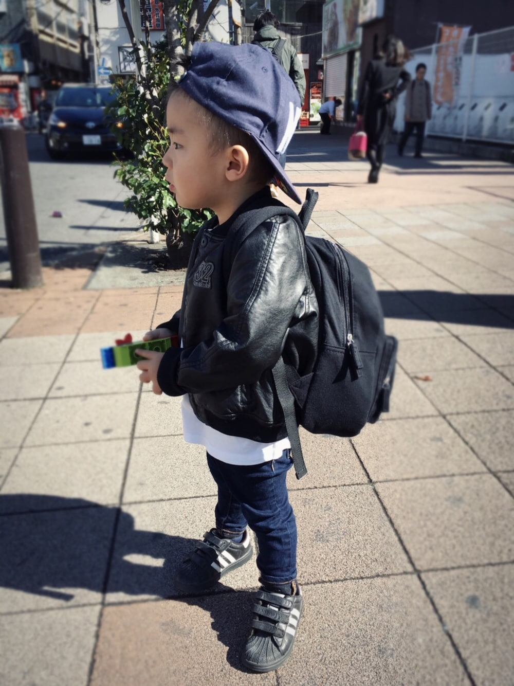 「革ジャン、スタジャン、キャップ後ろかぶり、アディダス、チャンピオン」｜「西松屋のアイテム（キャップ、ブルー系）」を使った、tyler♡さん（キッズ・90cm）の冬コーディネートの1枚目の写真