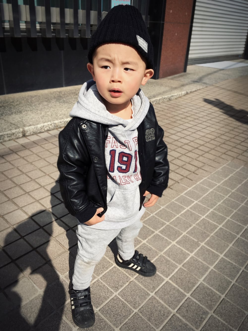「2歳、男の子、スエット、グレーパーカー、スーパースター」｜「しまむらのアイテム（ニットキャップ/ビーニー、ブラック系）」を使った、tyler♡さん（キッズ・90cm）の冬コーディネートの1枚目の写真