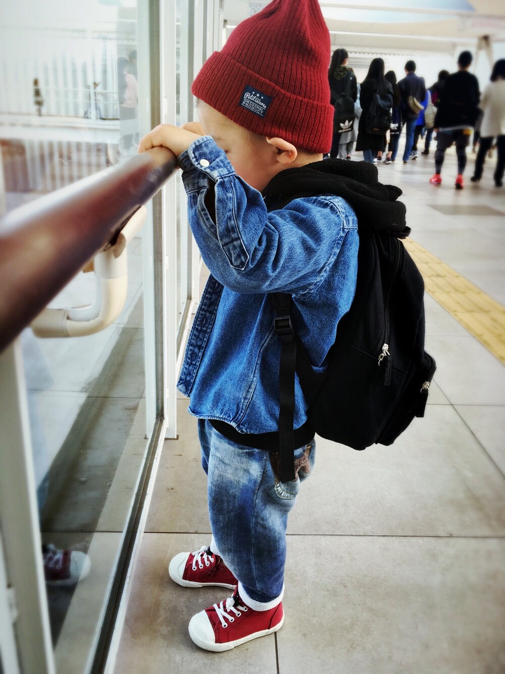 「デニデニ、ラフ、バーガンディー、Lee kids、デニム風スウェット」｜「しまむらのアイテム（ニットキャップ/ビーニー、レッド系）」を使った、tyler♡さん（キッズ・90cm）の春コーディネートの1枚目の写真