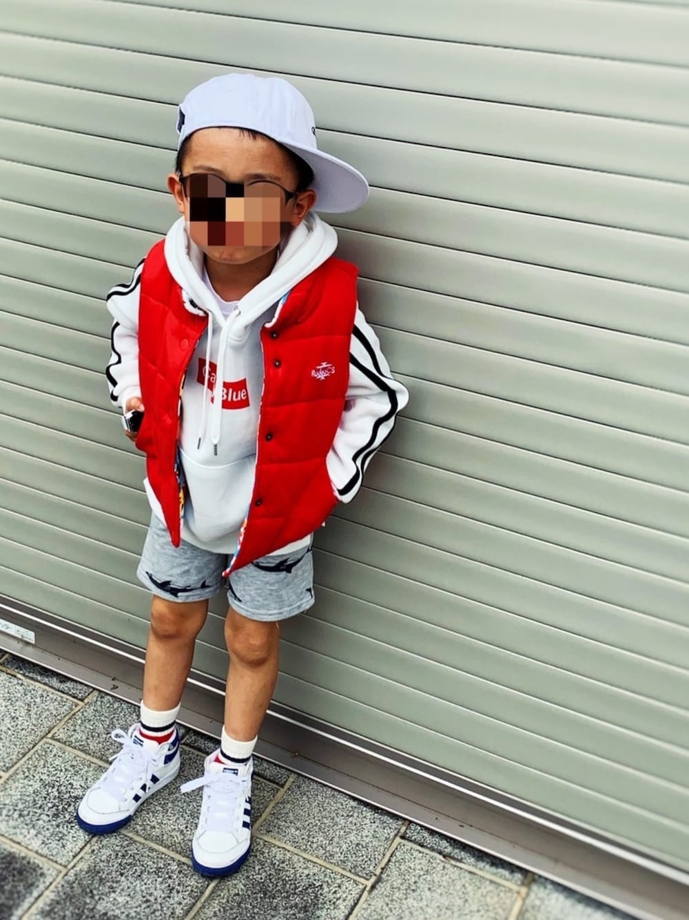 「アディダス、しまむらコーデ、白パーカー、ダウンベスト、キャップ後ろかぶり、おとこのこ、5歳」｜「Championのアイテム（キャップ、ホワイト系）」を使った、tyler♡さん（キッズ・110cm）の秋コーディネートの1枚目の写真