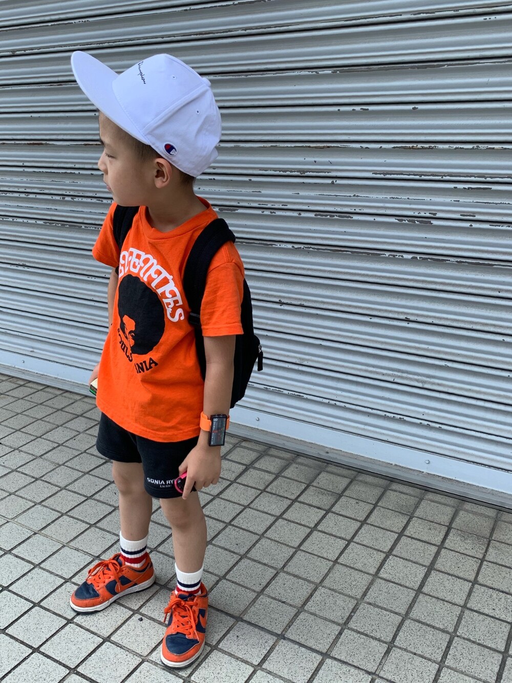 「オレンジ、NIKE、SoulsmaniaKids、アフロ、白キャップ」｜「Championのアイテム（キャップ、ホワイト系）」を使った、tyler♡さん（キッズ・100cm）の夏コーディネートの1枚目の写真