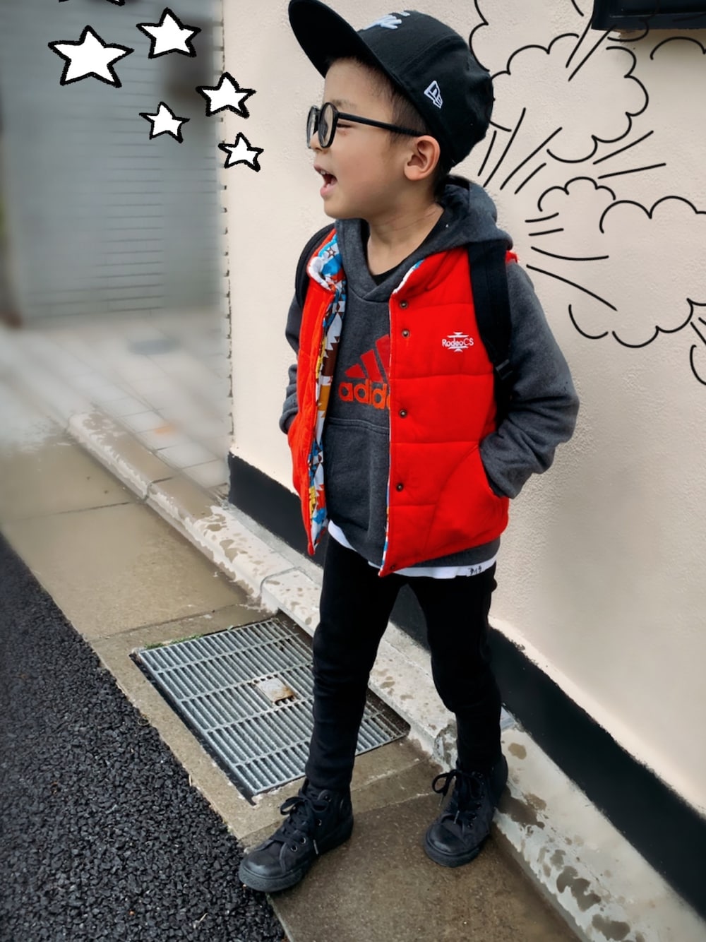 「男の子コーデ、ダウンベスト、ダウンベストxパーカー、差し色、赤をポイントにするのが好き、黒スキニー、黒コンバース」｜「NEW ERAのアイテム（キャップ、ブラック系）」を使った、tyler♡さん（キッズ・110cm）の春コーディネートの1枚目の写真
