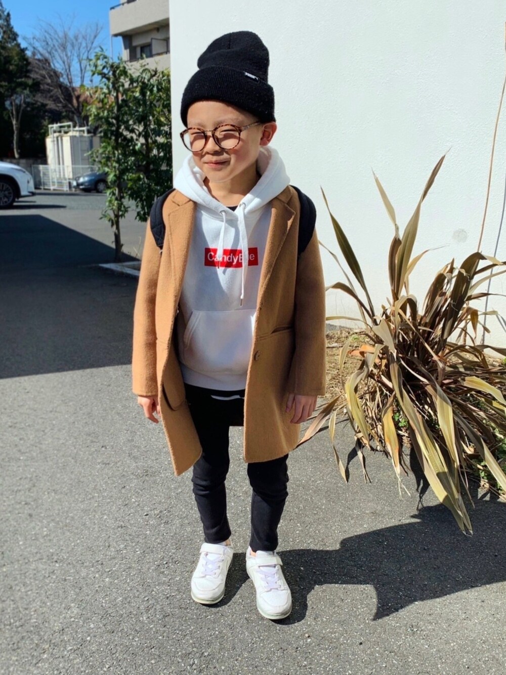 「白スニーカー、チェスターコート、白パーカー、黒スキニー、シンプルコーデ、6歳、男の子」｜「PUMAのアイテム（ニットキャップ/ビーニー、ブラック系）」を使った、tyler♡さん（キッズ・110cm）の冬コーディネートの1枚目の写真